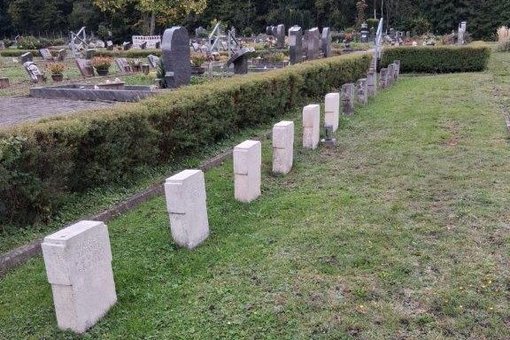 Wiesengräber von Soldaten mit weißem Grabstein