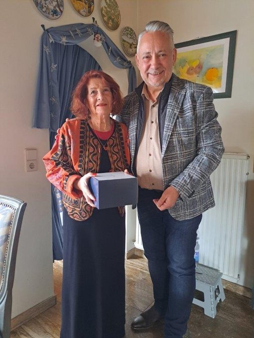 85er Brück Besuch des Bürgermeisters bei der Jubilarin zu Hause und Übergabe eines Geschenks