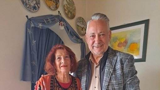 Besuch des Bürgermeisters bei der Jubilarin zu Hause und Übergabe eines Geschenks