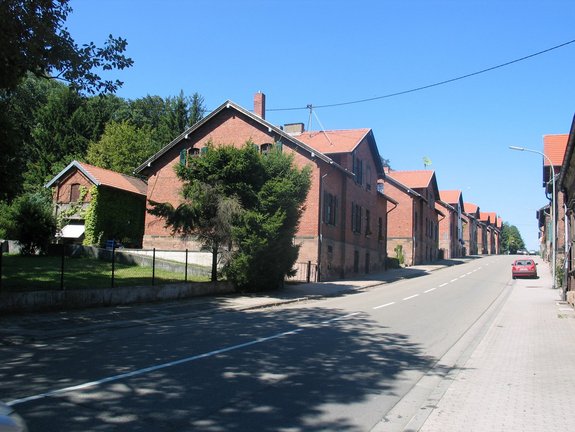 Doppelhaushälften aus roten Ziegelsteinen in der Quierschieder Straße in Maybach