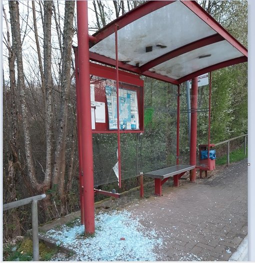 Bushaltestelle mit zerstörter Glasscheibe