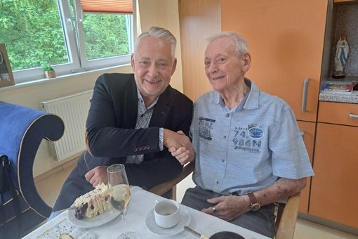 Bürgermeister mit 90 jährigen Jubilar am Kaffeetisch