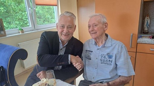 Bürgermeister mit 90 jährigen Jubilar am Kaffeetisch