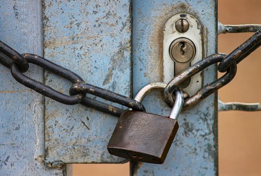 Rathaus geschlossen Eisentor mit Vorhängeschloss