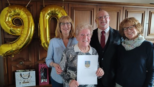 Bild zeigt Christel Treitz mit Familie