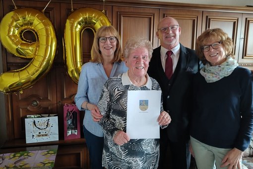 Bild zeigt Christel Treitz mit Familie