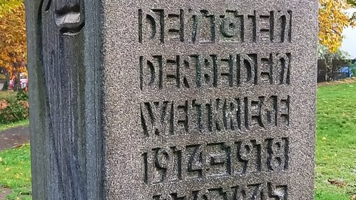 Das Bild zeigt das Mahnmal in der Bismarckstraße zum Gedenken an die Kriegsopfer