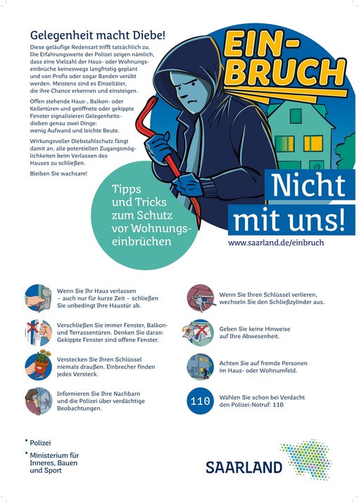 Einbrecher mit Brecheisen in der Hand und einem Haus im Hintergrund 