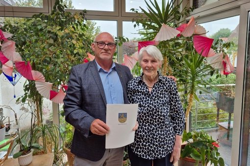 90. Geburtstag Schommer Beigeordneter Peter Bickelmann mit Agnes Schommer