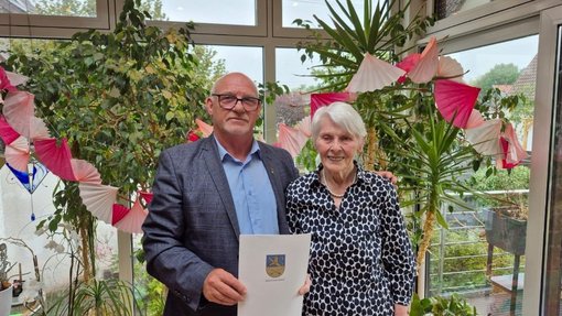 Beigeordneter Peter Bickelmann mit Agnes Schommer