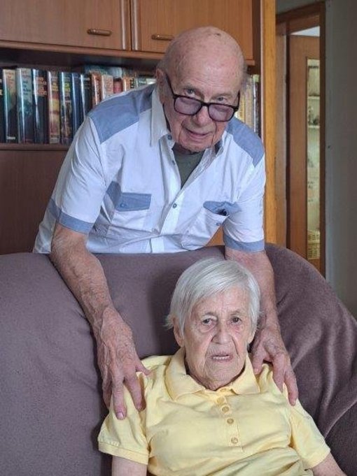 Älteres Ehepaar im Sessel im Wohnzimmer