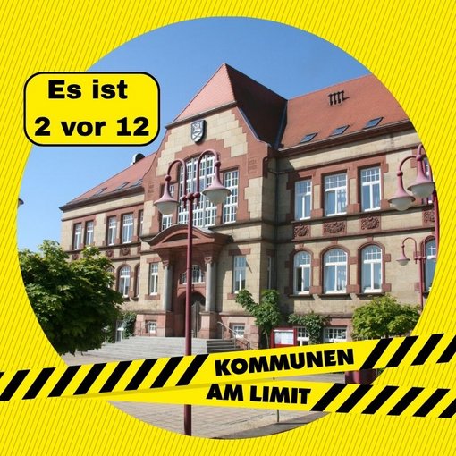 Friedrichsthaler Rathaus mit schwarz-gelber Umrandung und der Schrift 2 vor 12