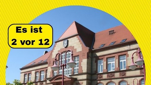 Kommunen am Limit_SSGT und Stadt Frthal Friedrichsthaler Rathaus mit schwarz-gelber Umrandung und der Schrift 2 vor 12
