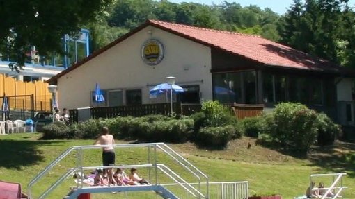 Außenansicht des Schwimmertreffs im Freibad