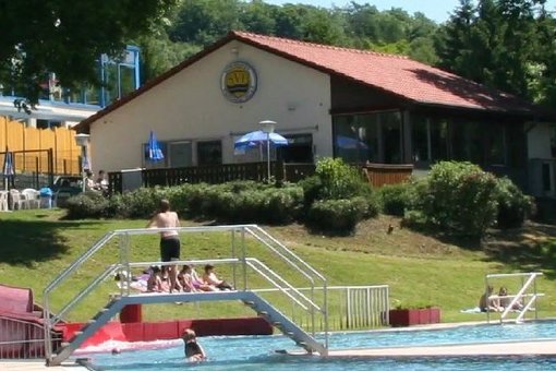 Außenansicht des Schwimmertreffs im Freibad