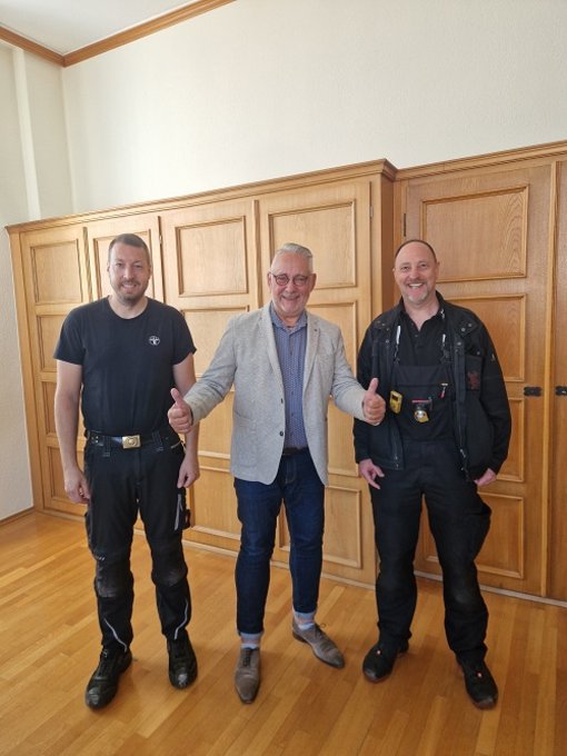Auf dem Foto ist Bürgermeister Jung und der neue Schornsteinfeger Heiko Walter zu sehen