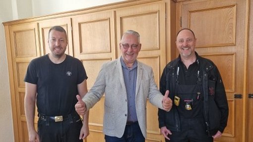 Auf dem Foto ist Bürgermeister Jung und der neue Schornsteinfeger Heiko Walter zu sehen