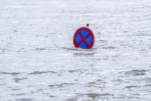 Foto zeigt Wasser und ein Verkehrsschild