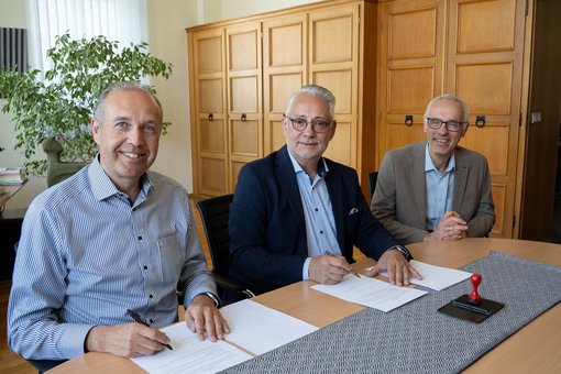 Foto bei Vertragsunterzeichnung mit Michael Dewald, Bürgermeister Jung und Wolfgang Martin