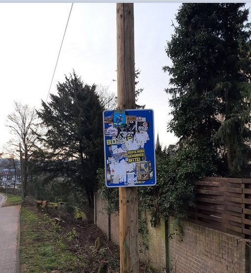 Zugeklebtes, nicht mehr erkennbares Verkehrsschild