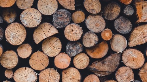 gestapelte Holzstämme