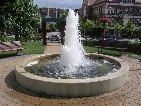 Springbrunnen und im Hintergrund das Rathaus