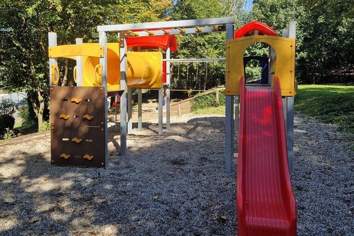 Foto zeigt neues Spielgerät auf dem Spielplatz in der Feldstraße