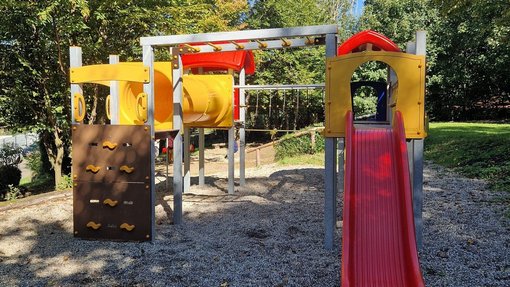 Foto zeigt neues Spielgerät auf dem Spielplatz in der Feldstraße