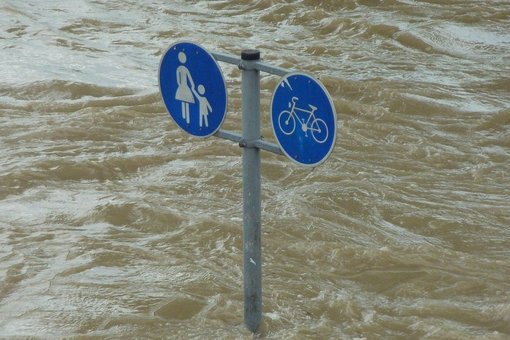 Straßenschilder im Hochwasser