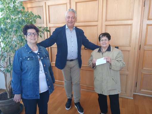 Bild mit Bürgermeister, Ulla Schmidt und Lotti Maier bei der Spendenübergabe