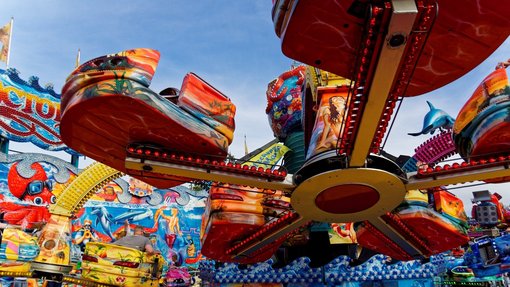 Buntes Fahrgeschäft mit sich drehenden Kabinen