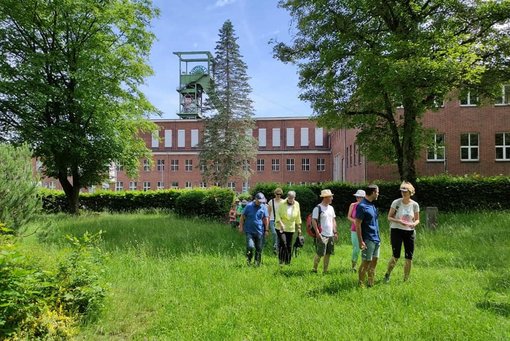 Foto zeigt Wanderer in Landsweiler-Reden