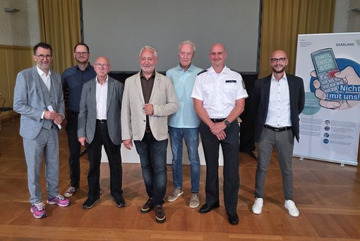 Seniorensicherheitsberater mit Bürgermeister und Minister Jost