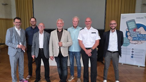 Seniorensicherheitsberater mit Bürgermeister und Minister Jost