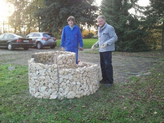 Zwei Mitglieder des Generationenbeirates beim Bau einer Kräuterspirale