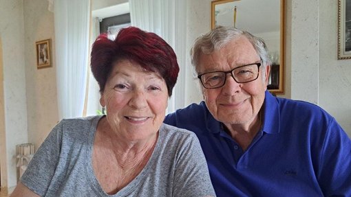 Bild zeigt das Ehepaar Schmidt im Wohnzimmer