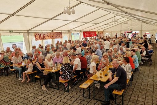 Foto zeigt das Zelt mit Gästen von innen
