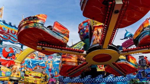 Buntes Fahrgeschäft mit sich drehenden Kabinen