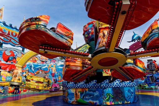 Buntes Fahrgeschäft mit sich drehenden Kabinen