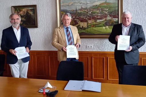 Unterzeichnung der Zuwendungs- und Nutzungsvereinbarung für Vereinshaus v.l.n.r. Siegfried Kraus, Christian Jung, Thomas Thielen; Foto: Stadt