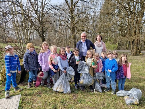 Foto mit Kindern der Hoferkopfschule sowie Bürgermeister und stellvertretende Fachbereichsleitung Bauen und Umwelt