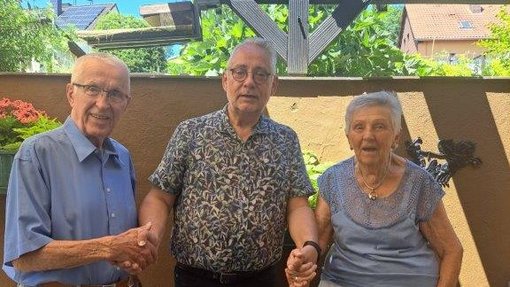 Eheleute Gaus mit dem Bürgermeister in der Mitte auf der Terrasse des Jubelpaares