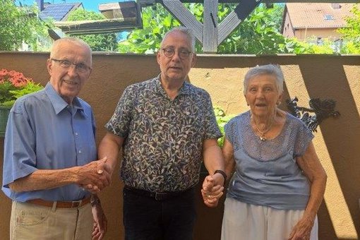 Eheleute Gauß Eiserne HZ Eheleute Gaus mit dem Bürgermeister in der Mitte auf der Terrasse des Jubelpaares