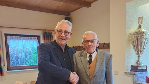 90-jähriger mit Bürgermeister Jung in einem festlich geschmückten Raum