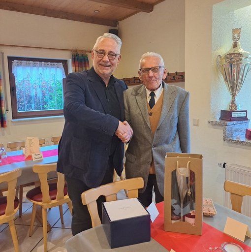 90er Geb_Schreuer_20251207 90-jähriger mit Bürgermeister Jung in einem festlich geschmückten Raum