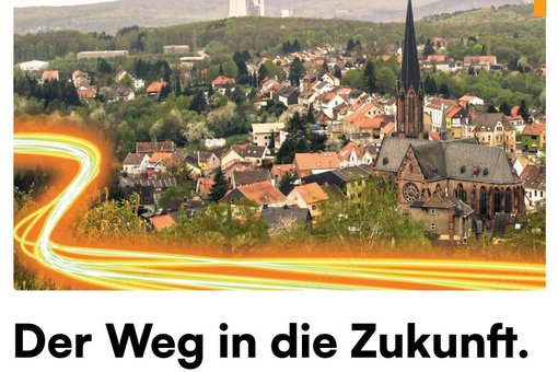 Bild zeigt ein Ortsbild mit symbolischer Glasfaserleitung