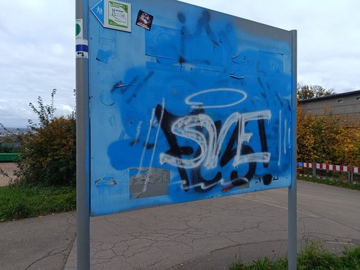 Besprühte Infotafel