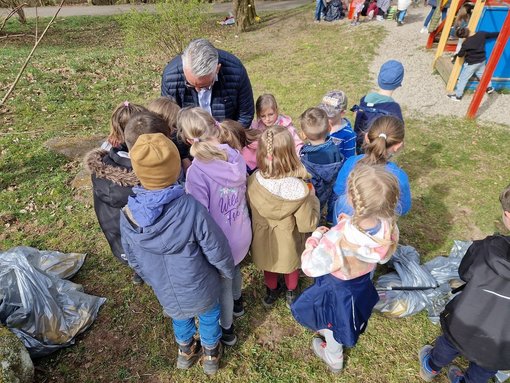 Auf dem Bild sind Schüler und Bürgermeister auf dem Spielplatz zu sehen