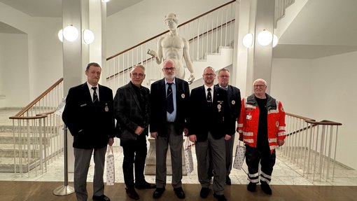 Geehrte Mitglieder des DRK mit Bürgermeister im Treppenhaus des Saarbrücker Schlosses