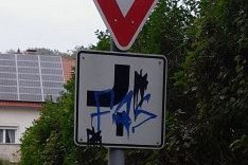 beschmiertes Verkehrsschild